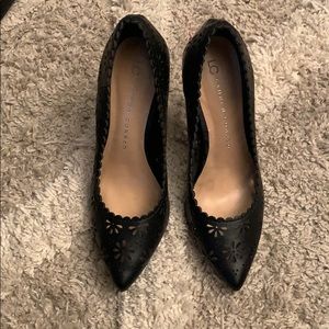 LC black pumps